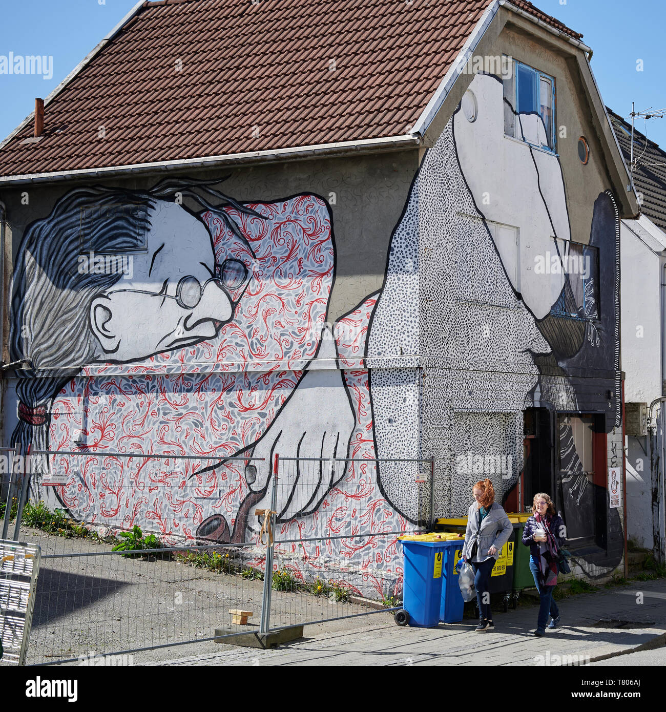 Un modo splendido per scoprire la città di Stavanger, come si caccia di arte urbana nei posti più improbabili. Foto Stock