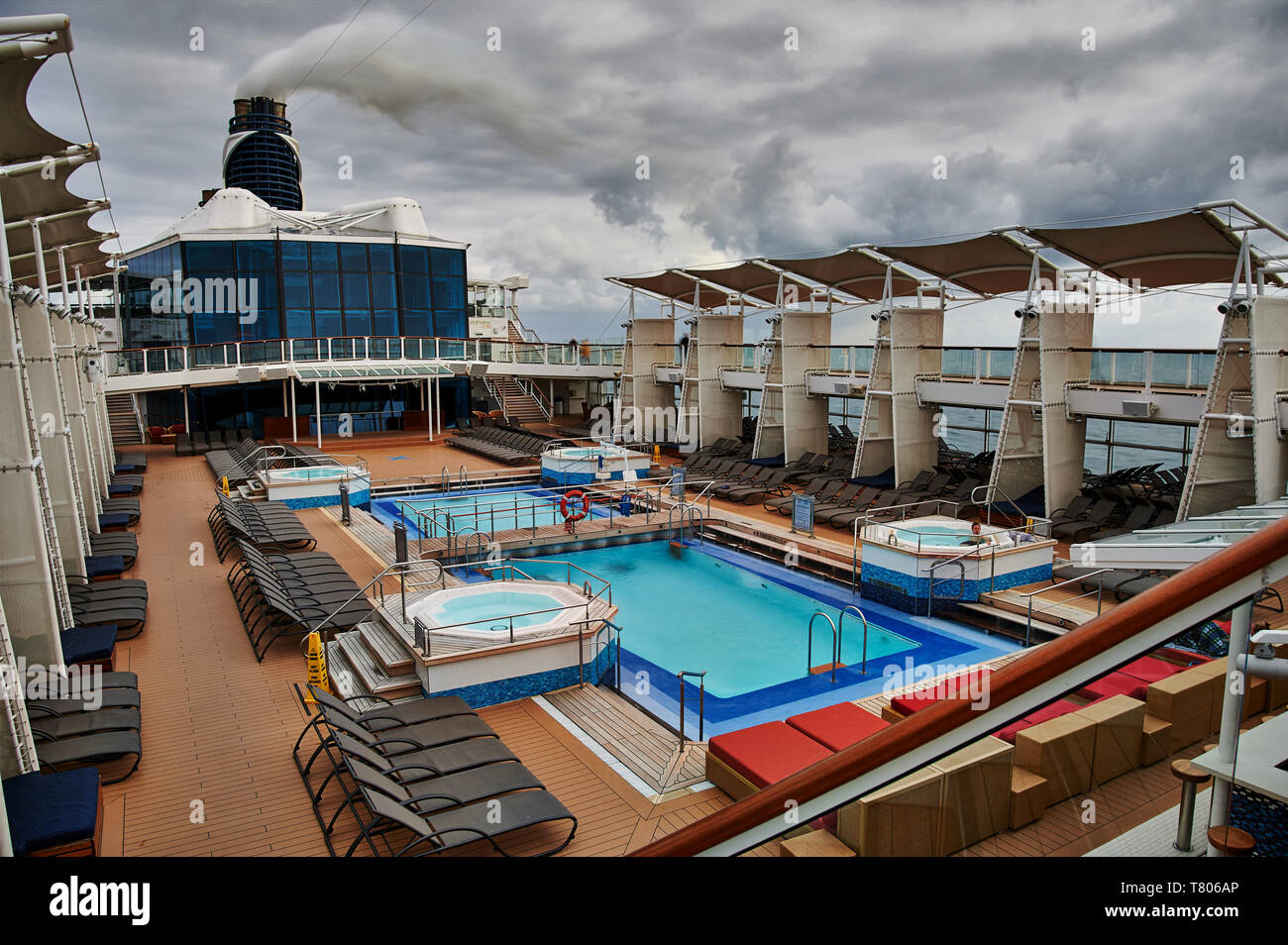 Celebrity Silhouette nave da crociera coperta sotto un dark sky norvegese e in alta venti trasversali. Una lunga esposizione con nuvole in movimento. Foto Stock
