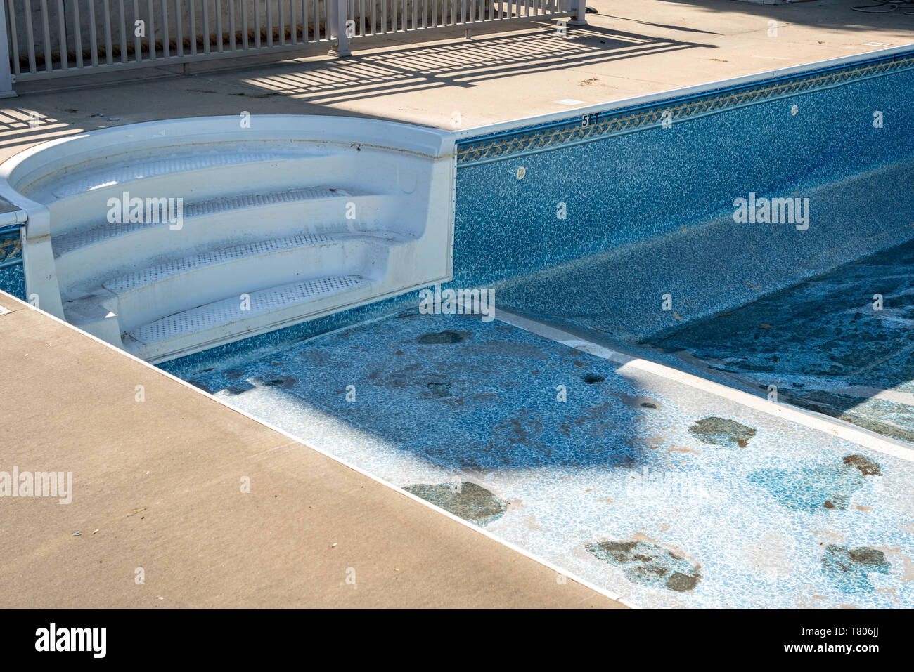 Sostituzione e riparazione di un vecchio rivestimento in vinile della piscina Foto Stock