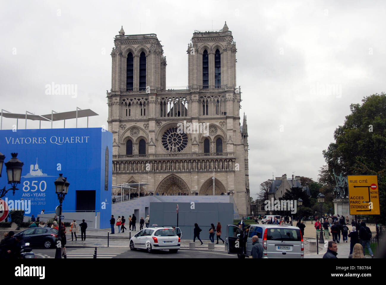 Fronte ovest della cattedrale di Notre Dame, Paris, Francia, durante la celbrations per 850 anni Foto Stock