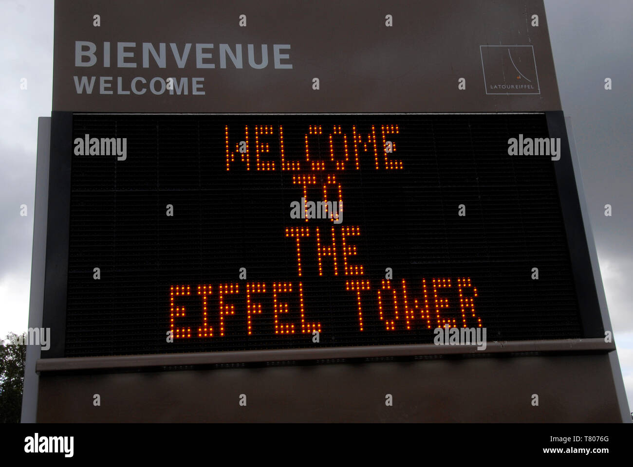 Segno di luci " Benvenuti alla Torre Eiffel, Parigi, Francia Foto Stock
