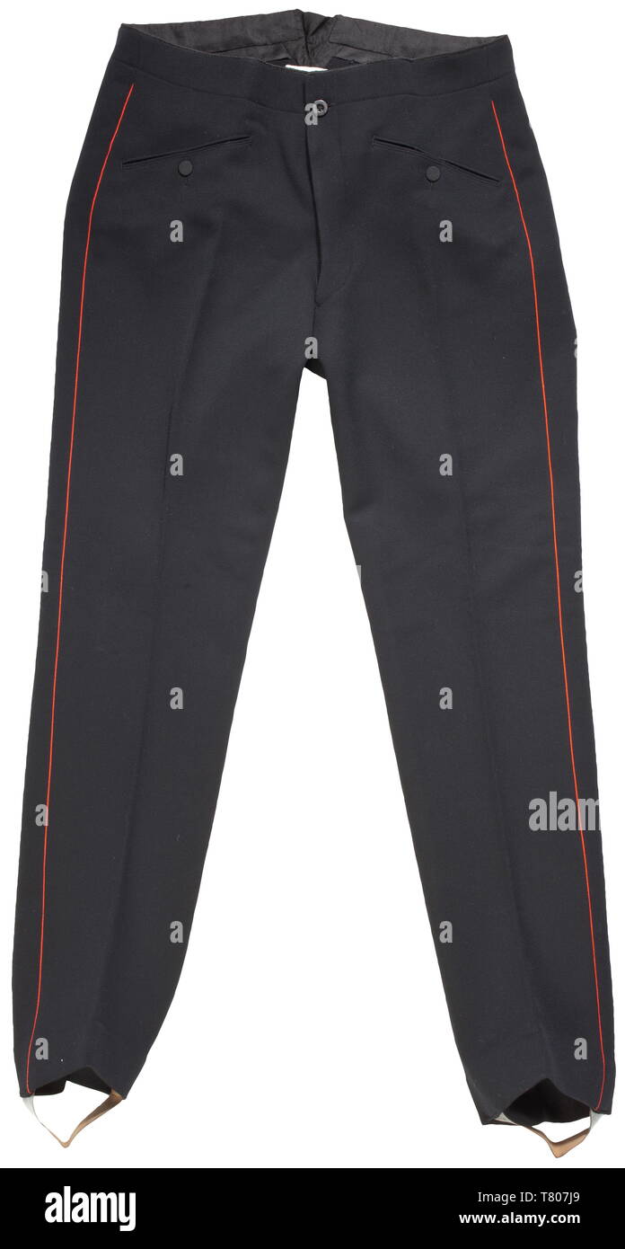 L'imperatore Franz Joseph I d'Austria un paio di pantaloni vestito come il colonnello-titolare del quarto Royal Württemberg Fusilier reggimento. Realizzata in fine panno blu con tubazioni di rosso e nero Fodera in seta recanti il marchio 'Kgl. Württemberg. Infanterie Rgt. No. 122. 1908'. Confrontare con la successiva partita, il 'l'inventario di tutti gli elementi in uso dalla sua reale e imperiale maestà Apostolica per il quale il suo servizio de camera Ketterl ha la responsabilità della manutenzione, gettare e sostituzione.' molto interessante inventario con un elenco di tutti di Franz Joseph di ONU, Additional-Rights-Clearance-Info-Not-Available Foto Stock