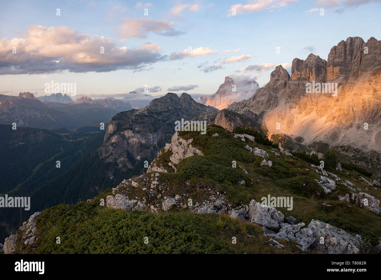 Monte Civetta nella gamma delle Dolomiti vicino Rifugio Tissi vicino al Alta Via 1 trail, Belluno, Veneto, Italia, Europa Foto Stock