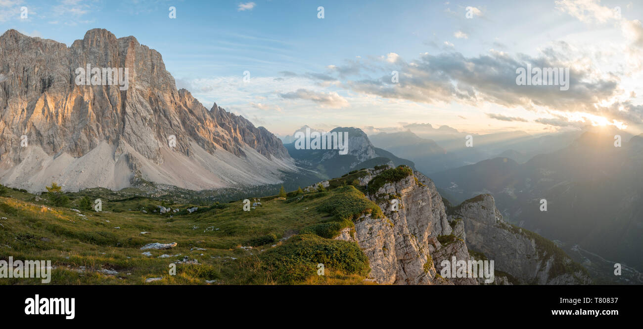 Monte Civetta nella gamma delle Dolomiti vicino Rifugio Tissi vicino al Alta Via 1 trail, Belluno, Veneto, Italia, Europa Foto Stock