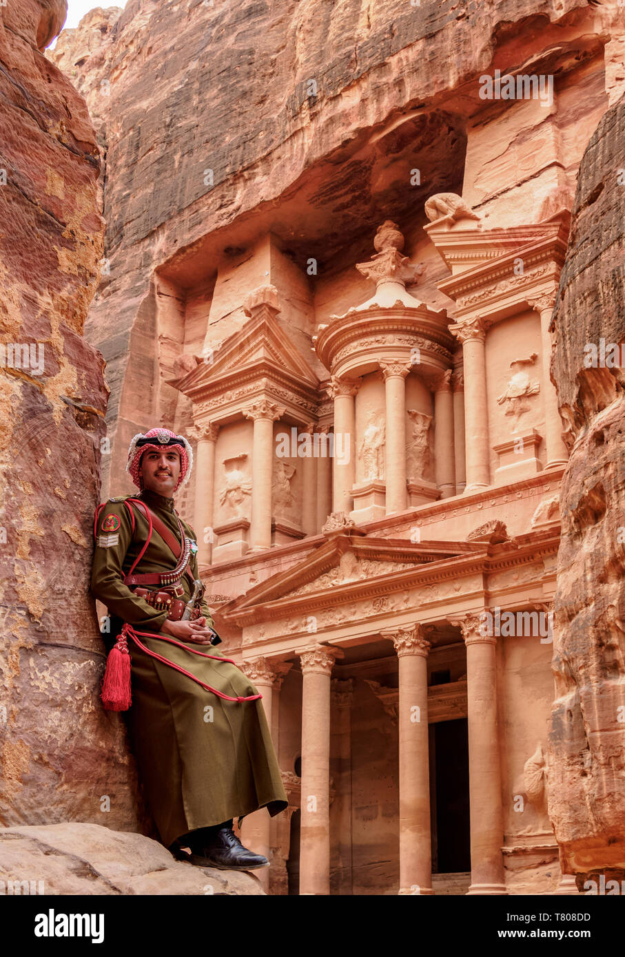 Giordano soldato dell'esercito di fronte al tesoro (Al-Khazneh), Petra, Sito Patrimonio Mondiale dell'UNESCO, Ma'an Governatorato, Giordania, Medio Oriente Foto Stock