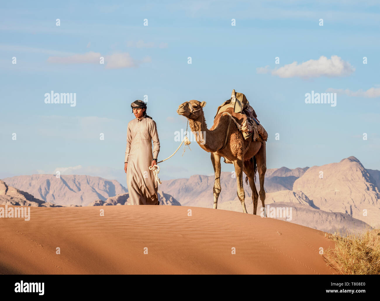 Bedouin camminando con il suo cammello, Wadi Rum, Governatorato di Aqaba, Giordania, Medio Oriente Foto Stock