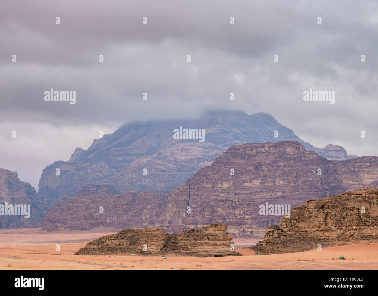 Paesaggio di Wadi Rum durante il giorno tempestoso, Governatorato di Aqaba, Giordania, Medio Oriente Foto Stock