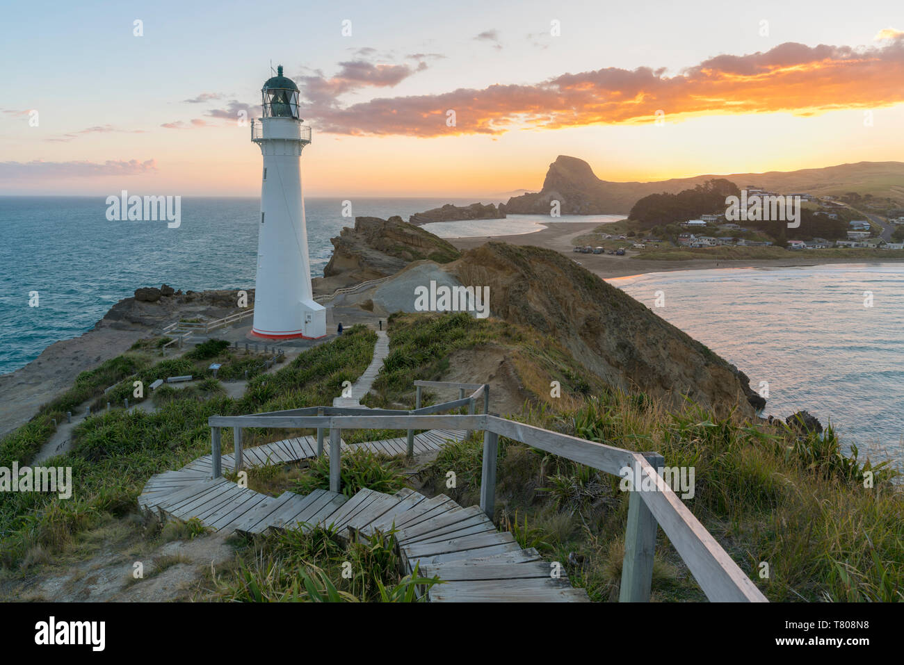 Castlepoint faro e il castello di roccia al tramonto, Castlepoint, Wairarapa regione, Isola del nord, Nuova Zelanda, Pacific Foto Stock