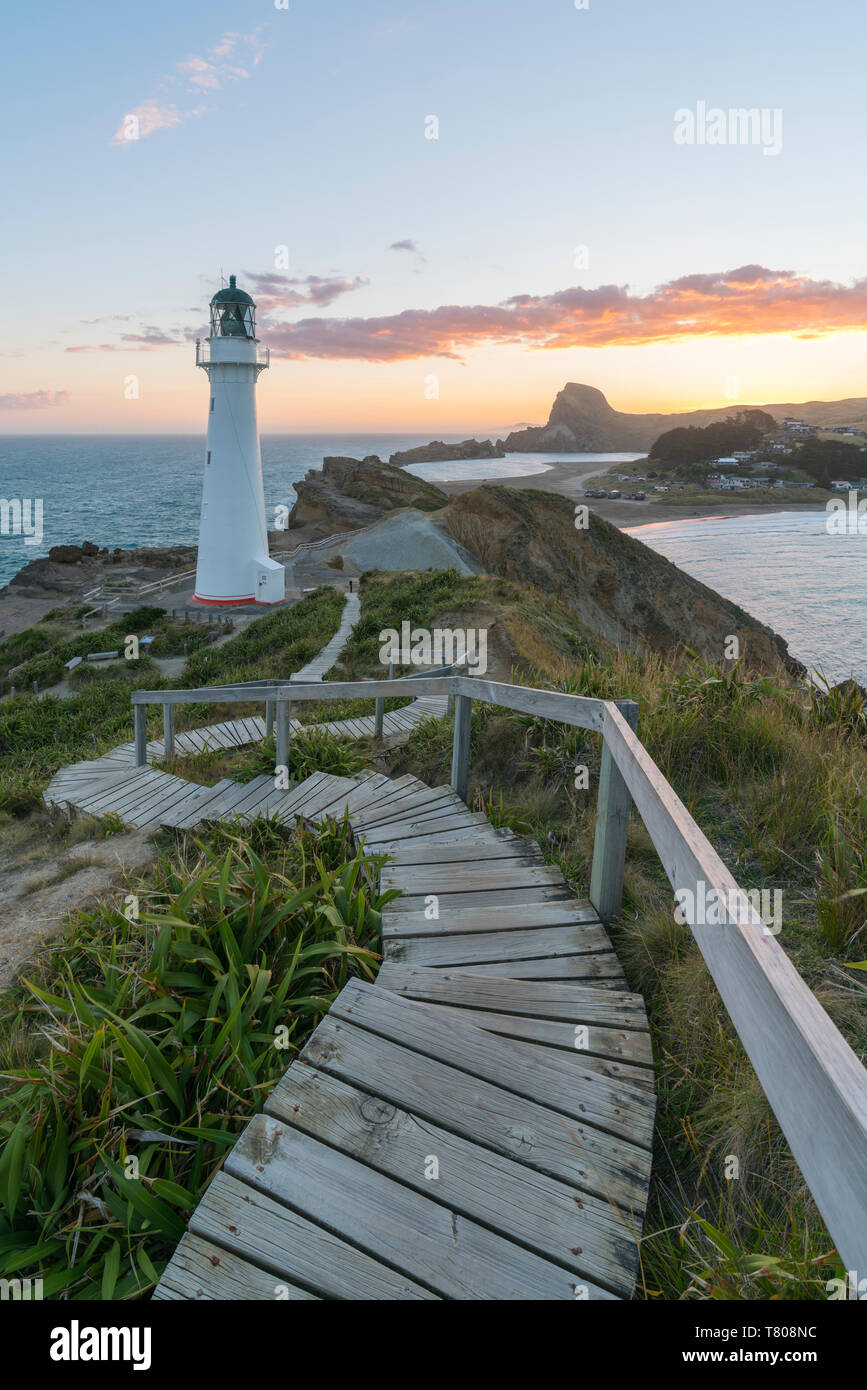 Castlepoint faro e il castello di roccia al tramonto, Castlepoint, Wairarapa regione, Isola del nord, Nuova Zelanda, Pacific Foto Stock