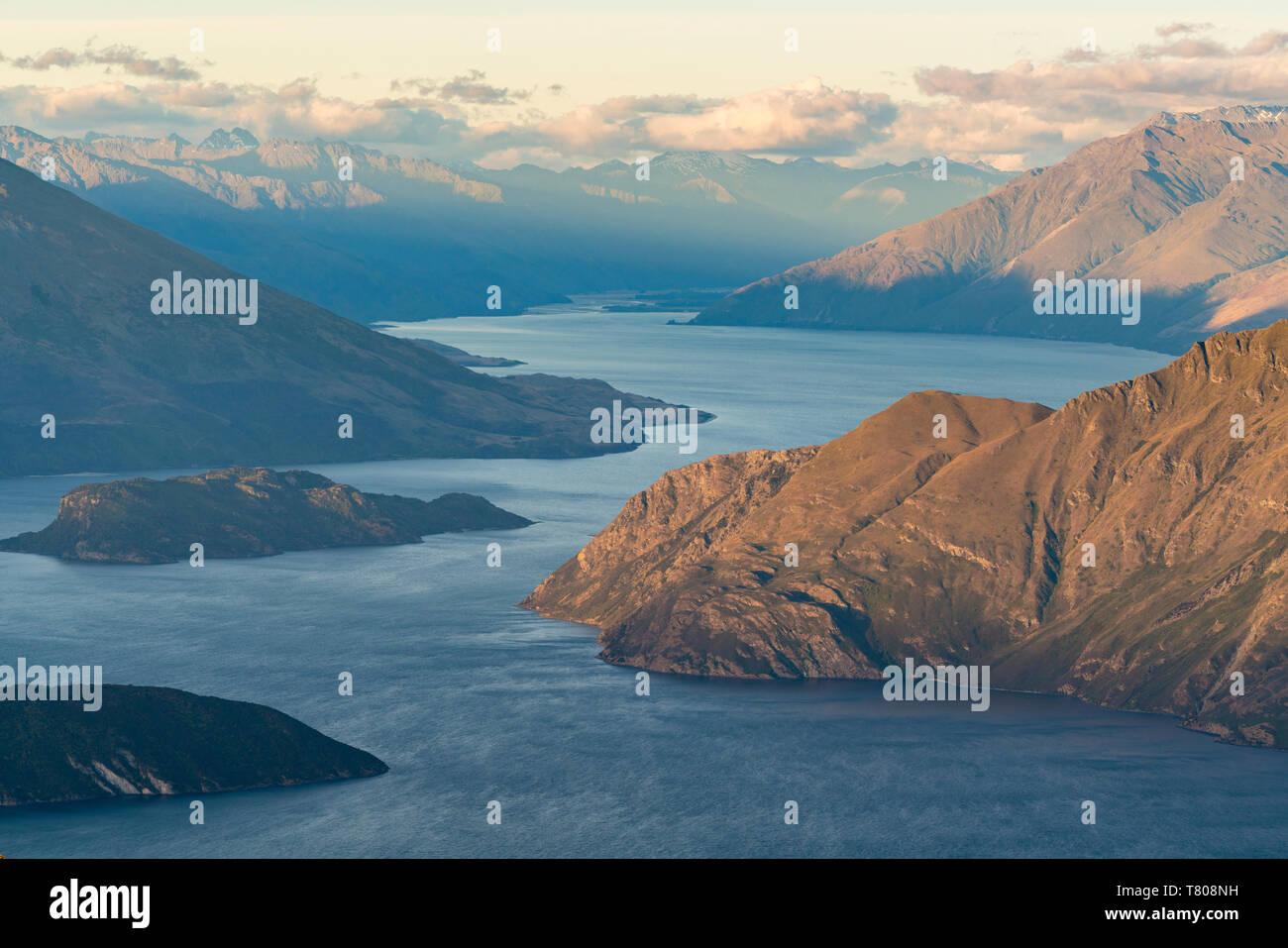 Il lago Wanaka da Roys Peak lookout, Wanaka, Queenstown distretto dei laghi, regione di Otago, South Island, in Nuova Zelanda, Pacific Foto Stock