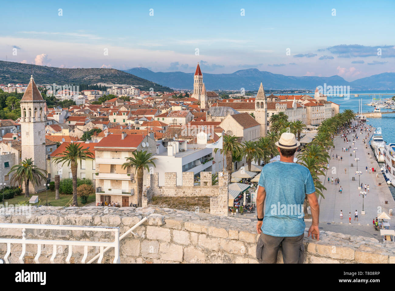 L'uomo con il cappello ammirando la città vecchia dal castello Karmelengo, in estate, Trogir, Split-Dalmatia county, Croazia, Europa Foto Stock