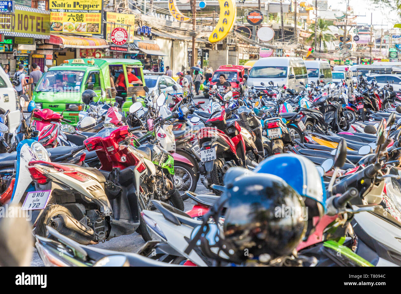 Parcheggio moto a Patong, Phuket, Thailandia, Sud-est asiatico, in Asia Foto Stock