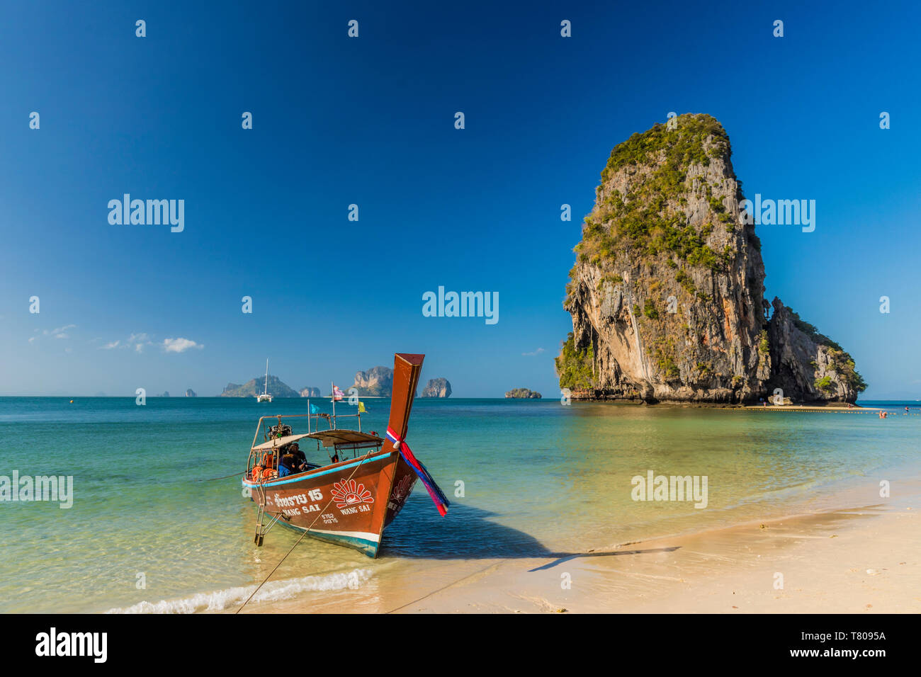 Barca dalla coda lunga in Phra Nang Cave Beach in Railay in Ao Nang, Provincia di Krabi, Thailandia, Sud-est asiatico, in Asia Foto Stock