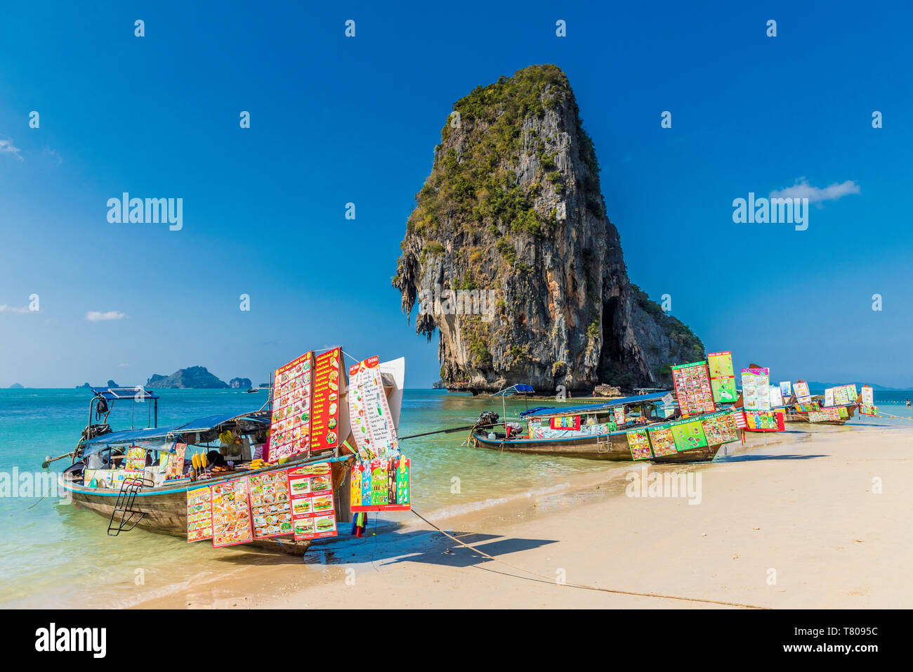 Chioschi sulla lunga coda barche su Phra Nang Cave Beach in Railay in Ao Nang, Provincia di Krabi, Thailandia, Sud-est asiatico, in Asia Foto Stock