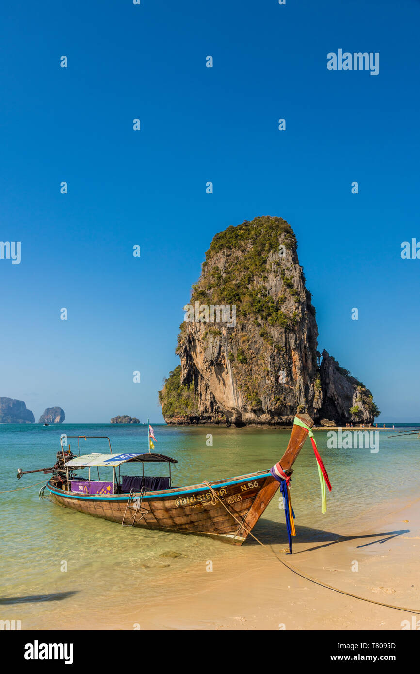 Barca dalla coda lunga in Phra Nang Cave Beach in Railay in Ao Nang, Provincia di Krabi, Thailandia, Sud-est asiatico, in Asia Foto Stock