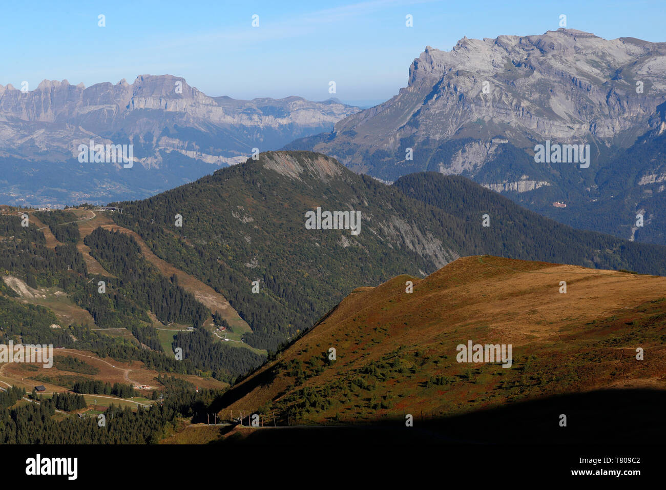 Il paesaggio delle Alpi Francesi in estate, Aravis e Fiz montagne, Alta Savoia, Francia, Europa Foto Stock