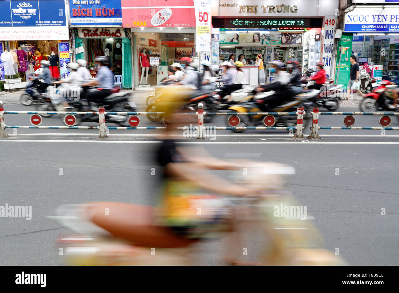 Le motociclette su strada, Ho Chi Minh City, Vietnam, Indocina, Asia sud-orientale, Asia Foto Stock