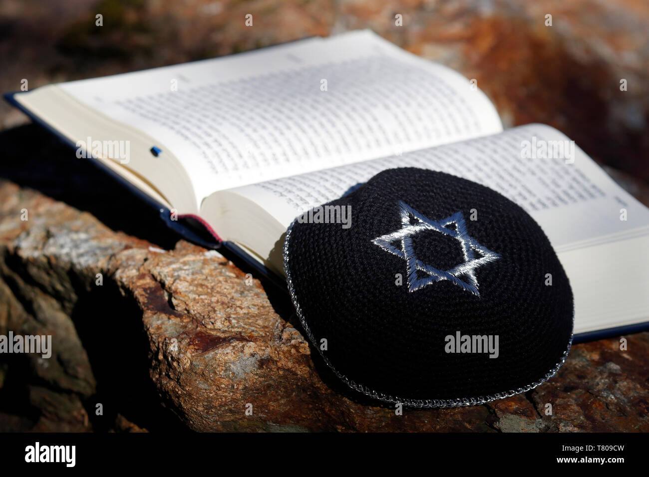 La Torah e la kippa, due simboli ebraici, Francia, Europa Foto Stock