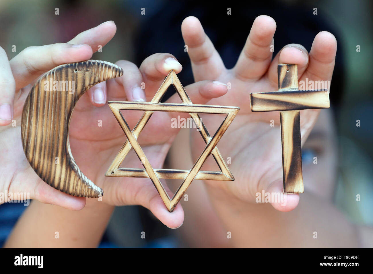 Il cristianesimo, islam ebraismo, le tre religioni monoteiste con simboli di stella ebraica, musulmana mezzaluna e una Croce Cristiana, Vietnam Foto Stock