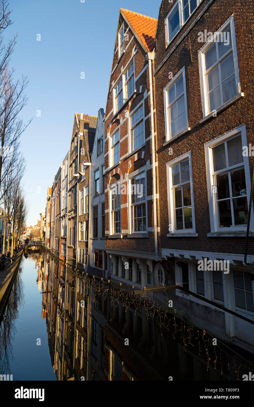 Dutch Golden Age case lungo il canale Voldersgracht, Delft, Olanda meridionale, Paesi Bassi, Europa Foto Stock