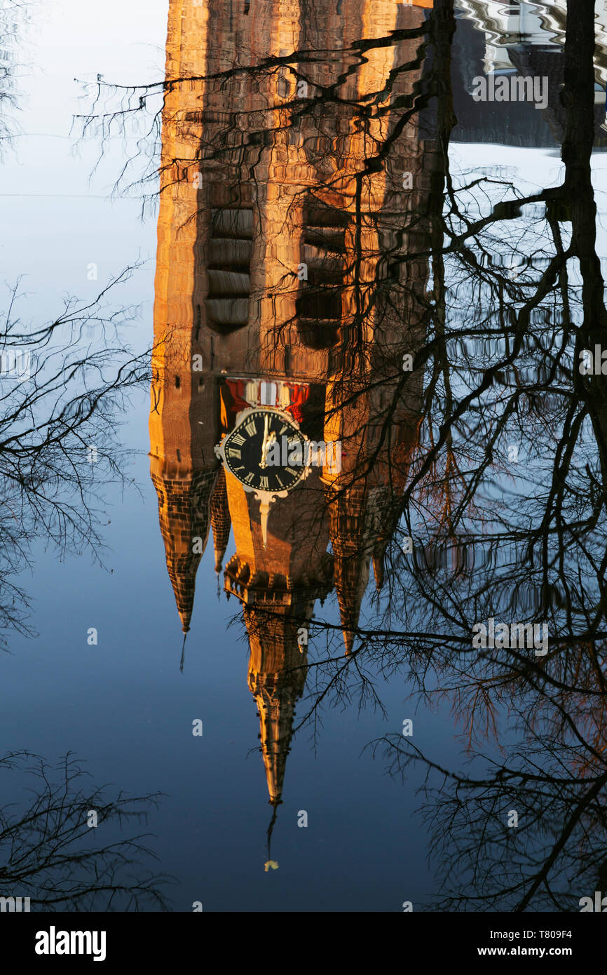 La torre pendente della Oude Kerk (Oude Jan) (Scheve Jan) riflesso nell'Oude Delft canal a Delft, South Holland, Paesi Bassi, Europa Foto Stock