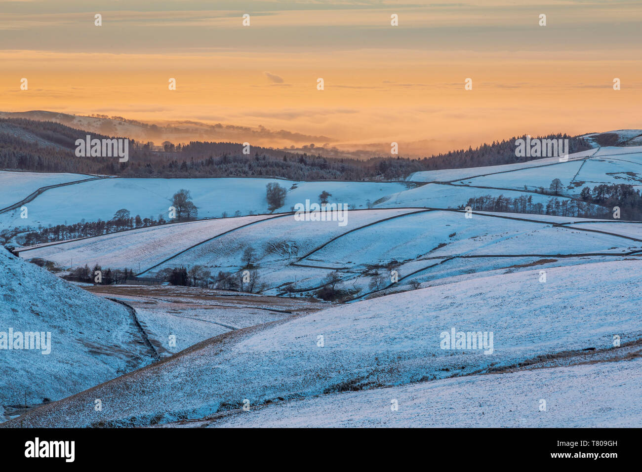 Vista del paesaggio congelato vicino a Macclesfield al tramonto, High Peak, Cheshire, Inghilterra, Regno Unito, Europa Foto Stock