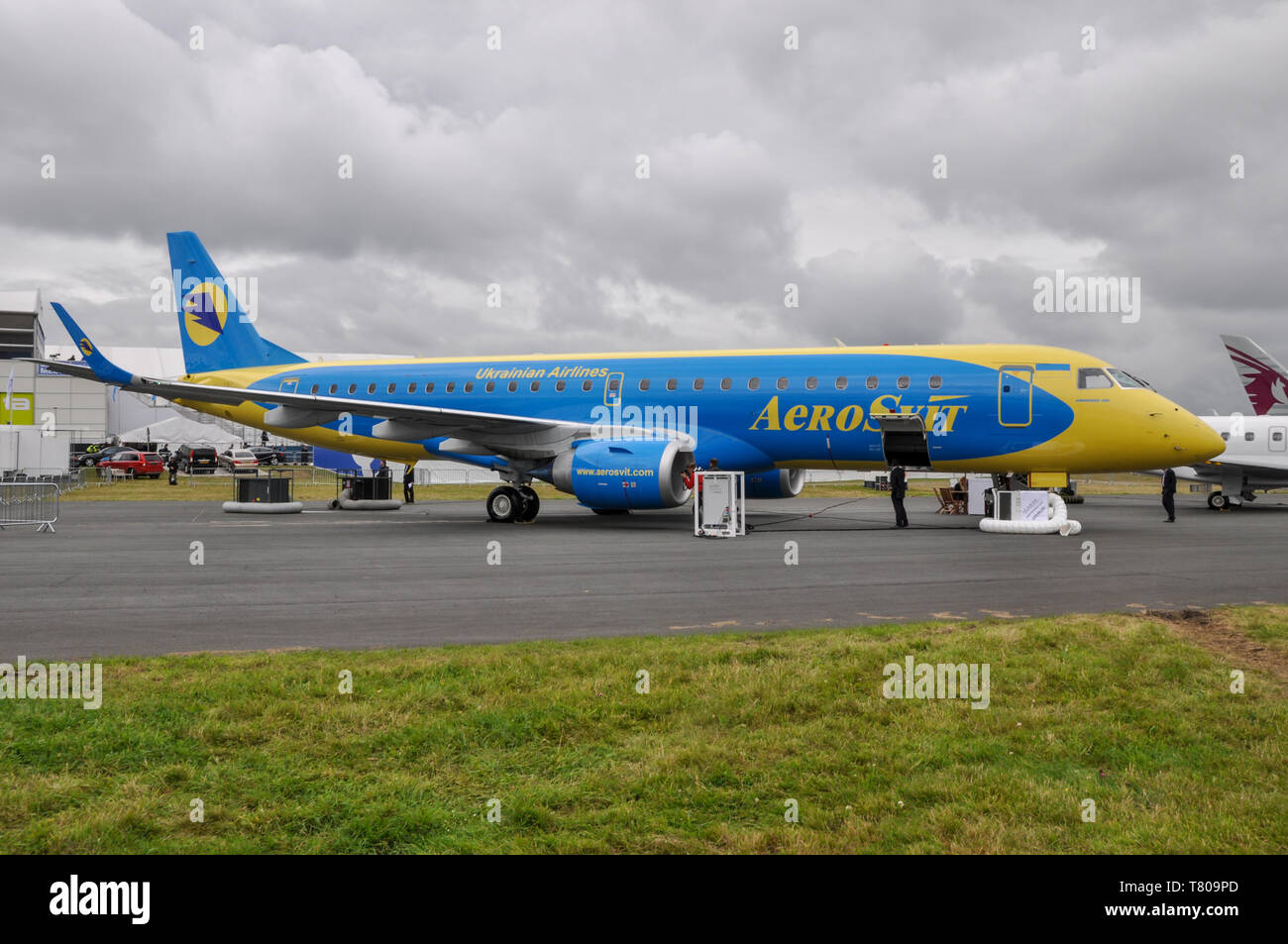 Aereo di linea Aero Svit Ukrainian Airlines Embraer 190 alla fiera internazionale Farnborough. Fiera del settore Foto Stock