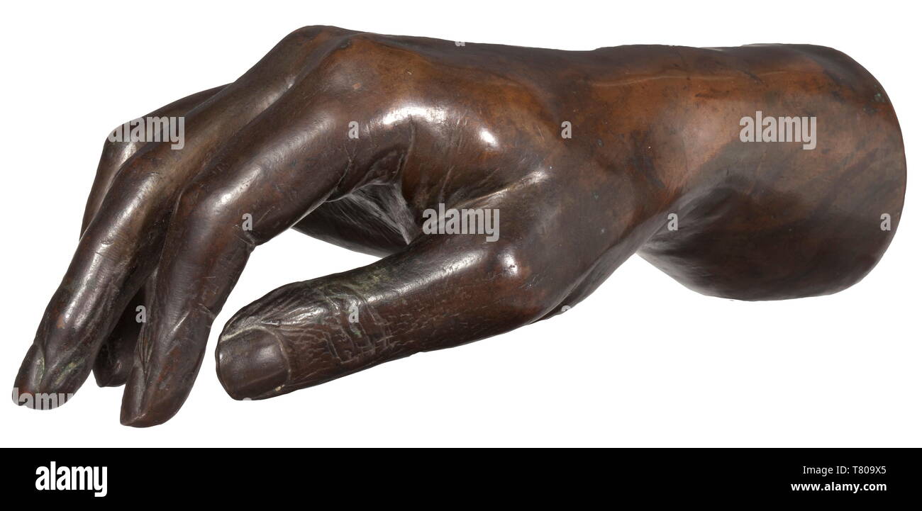 Il re Ludovico II di Baviera (1845 - 1886) un calco in bronzo della mano destra. Fusione cava. Lunghezza 24 cm. Con una lapide commemorativa incisa sul fuso a snodo del polso (tr) "La Mano Destra di re Ludwig II - Berg 14 GIUGNO 1886'. Saldato sospensione in bronzo. Mentre il re morto era situata nello stato il 14/15 giugno, come pure la sua morte maschera, un impressione della sua mano destra è stata presa in gesso da cui alcuni esempi sono stati fusi in bronzo per la più vicina cerchia familiare. Cfr. Hermann Historica, 63A d'aste, lotto n. 2466. storica, storica, Baviera, bavarese, Ge, Additional-Rights-Clearance-Info-Not-Available Foto Stock