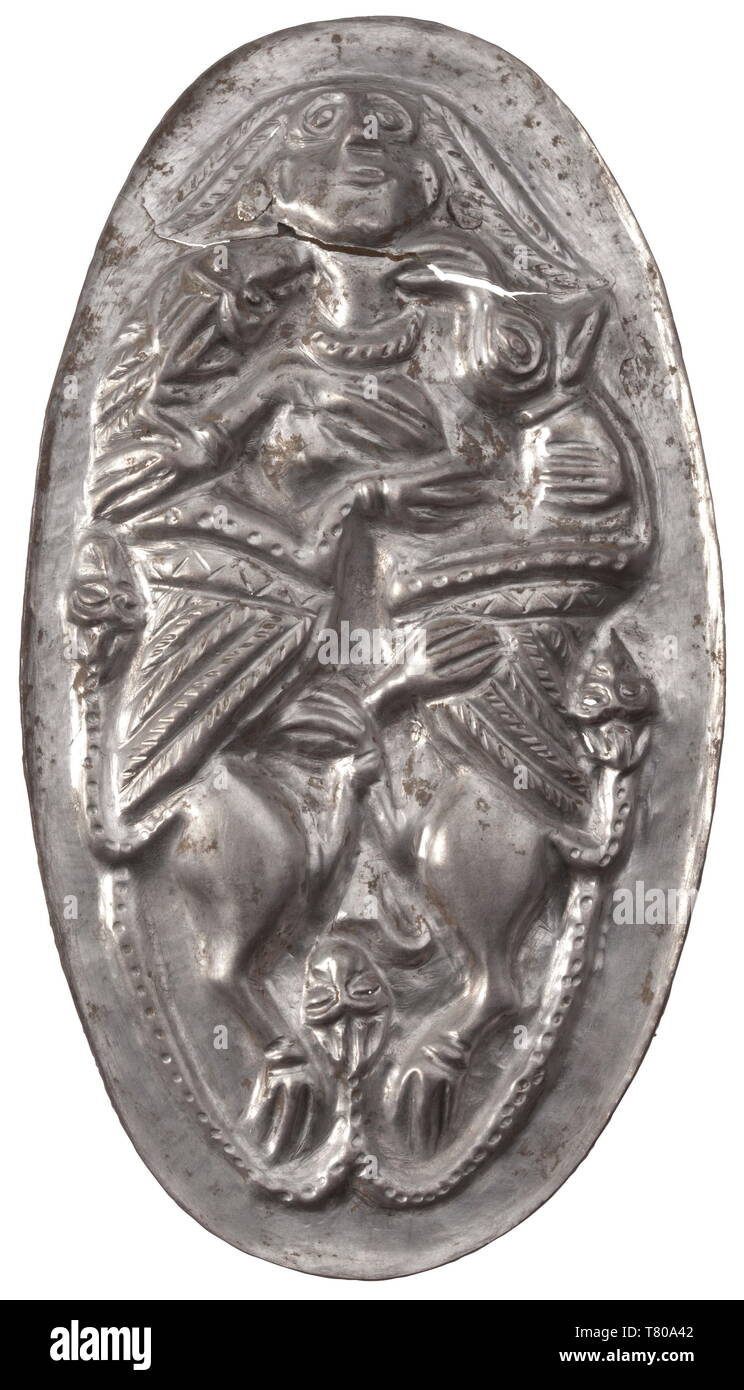 Un set di argento phalerae per un magnifico briglia, nel nord della regione del Mar Nero, rispettivamente Thracian-Scythian steppa nomade, 4th/III secolo A.C. Piastre in rilievo in lamiera di argento con cerchi rinforzati, sul lato inverso in parte rivettata anelli realizzati da verdastro-bronzo patinato. Chamfron ovale con tridimensionale di rappresentazione di una divinità femminile (dea degli animali) in rilievo, fiancheggiata da un leone alato e un grifone. Il quarto superiore leggermente piegato e strappata. Di cui sei round dischi decorativi con intrecciate creature ibride di animali e , Additional-Rights-Clearance-Info-Not-Available Foto Stock