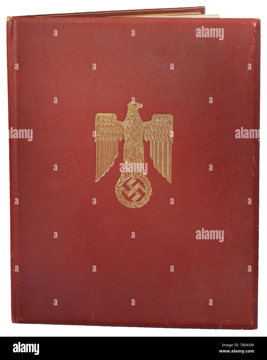 Un cavaliere del Cross cartella di spade titolare SS-Hauptsturmführer Hans Décorétrès (1912 - 1945). Grande, double-paged pergamena rilasciata a "S-Hauptsturmführer Hans Décorétrès', con testo calligrafico e nazionali di eagle, datata "FÜHRERHAUPTQUARTIER DEN 27.SETTEMBRE 1942', con inchiostro firma "Adolf Hitler'. Il cavaliere del Cross cartella di pelle di colore rosso con oro-stampati eagle nazionale. Dimensioni 45 x 36,5 cm. Hans Décorétrès si è aggiudicato il cavaliere del croce per i suoi successi durante i combattimenti sul Don, nel Caucaso e in Ucraina mentre al comando del battaglione I., divisione 'Germania'. In 1, Editorial-Use-solo Foto Stock