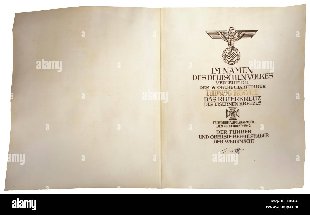 SS-Oberscharführer Ludwig Köchle - una pergamena di grandi dimensioni documento per il cavaliere del Cross della Croce di Ferro. Rilasciato a "S-Oberscharführer Ludwig Köchle', con testo calligrafico e nazionali di eagle, datata FÜHRERHAUPTQUARTIER DEN 28.Februar 1942' con firma di inchiostro "Adolf Hitler'. Dimensioni della doppia pagina 70 x 44 cm. Ludwig 'Bunkerknacker' (bunker-cracker) Köchle, un Oberscharführer in 5./SS Totenkopf-, ricevuto il cavaliere del Cross del 1° Reggimento di Fanteria per i suoi risultati sulla rront orientale. Egli è stato ucciso in azione il 9 luglio 1942 dal su 9 un colpo da una granata. Questo aw, Editorial-Use-solo Foto Stock
