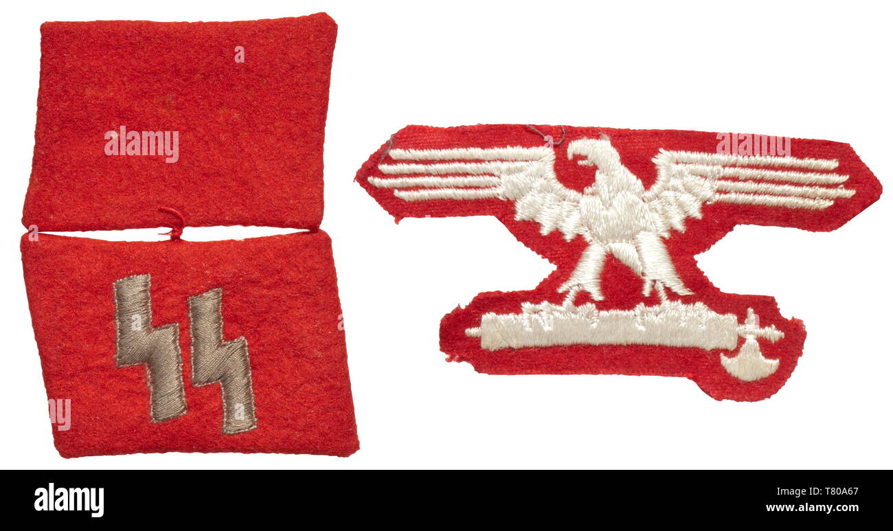 Un collare di patch e di un manicotto eagle per uomini arruolati/NCO del volontario italiano Legion, al più tardi il 29 Waffen Grenadier Division della SS (italiano n. 1). La produzione tedesca di rosso feltro in lana con il grigio-rune ricamato. Non sottoscritto, ancora cuciti insieme. Compresa la corrispondenza non sottoscritto bianco-manicotto ricamato eagle sul panno rosso. Da giugno 1944 su queste insegne colorate, unica nelle Waffen SS, sono stati sostituiti da nero standardizzato le patch con fasces per la lingua italiana legionari. storica, storica del xx secolo, 1930S, 1940s, i servizi segreti, sicurezza, servizio segreto , Editorial-Use-solo Foto Stock