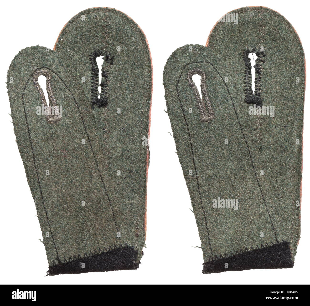 Una coppia di pannelli di spallamento per uomini arruolati delle truppe Panzer nel 1° SS Panzer-Division 'Leibstandarte SS Adolf Hitler'. Problema ad ansa di nero in panno di lana con cucito-sulla macchina-LAH ricamato logo (da slip-on fascette?) e tubazioni di rosa. Ovviamente utilizzati, con tracce di falena nel campo-grigio canna. storica, storica del xx secolo, 1930S, 1940s, secret service, servizio di sicurezza, servizi segreti, i servizi di sicurezza, polizia, servizio armato, servizi armati, NS, il socialismo nazionale, il nazismo, il terzo Reich, Reich tedesco, Germania, utensile e un pezzo di attrezzature, utensili, oggetto, ob, Editorial-Use-solo Foto Stock Una coppia di pannelli di spallamento per uomini arruolati delle truppe Panzer nel 1° SS Panzer-Division 'Leibstandarte SS Adolf Hitler'. Problema ad ansa di nero in panno di lana con cucito-sulla macchina-LAH ricamato logo (da slip-on fascette?) e tubazioni di rosa. Ovviamente utilizzati, con tracce di falena nel campo-grigio canna. storica, storica del xx secolo, 1930S, 1940s, secret service, servizio di sicurezza, servizi segreti, i servizi di sicurezza, polizia, servizio armato, servizi armati, NS, il socialismo nazionale, il nazismo, il terzo Reich, Reich tedesco, Germania, utensile e un pezzo di attrezzature, utensili, oggetto, ob, Editorial-Use-solo Foto Stock