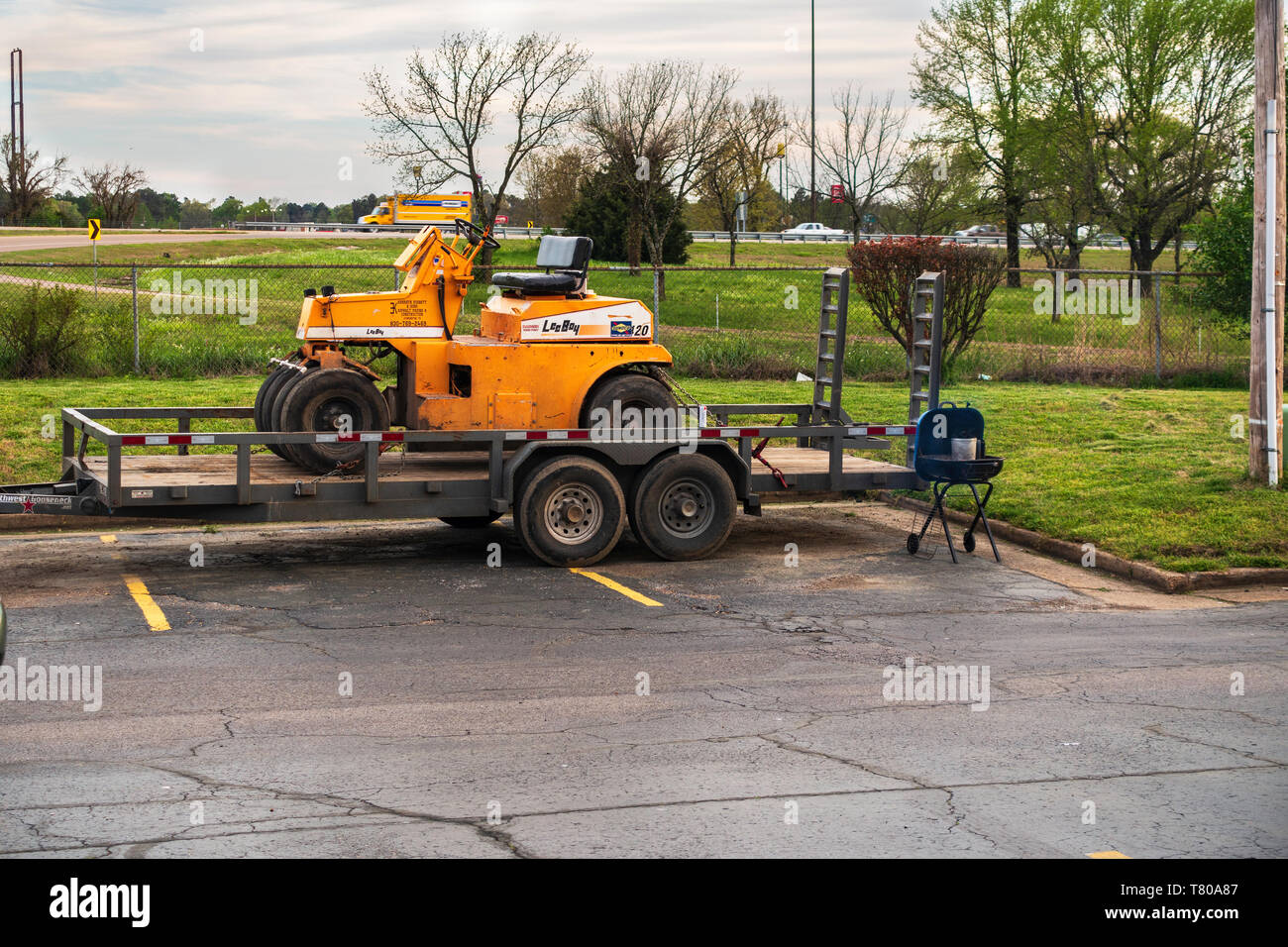 Asfalto LeeBoy lastricatore macchina su un pianale del rimorchio. Stati Uniti d'America Foto Stock