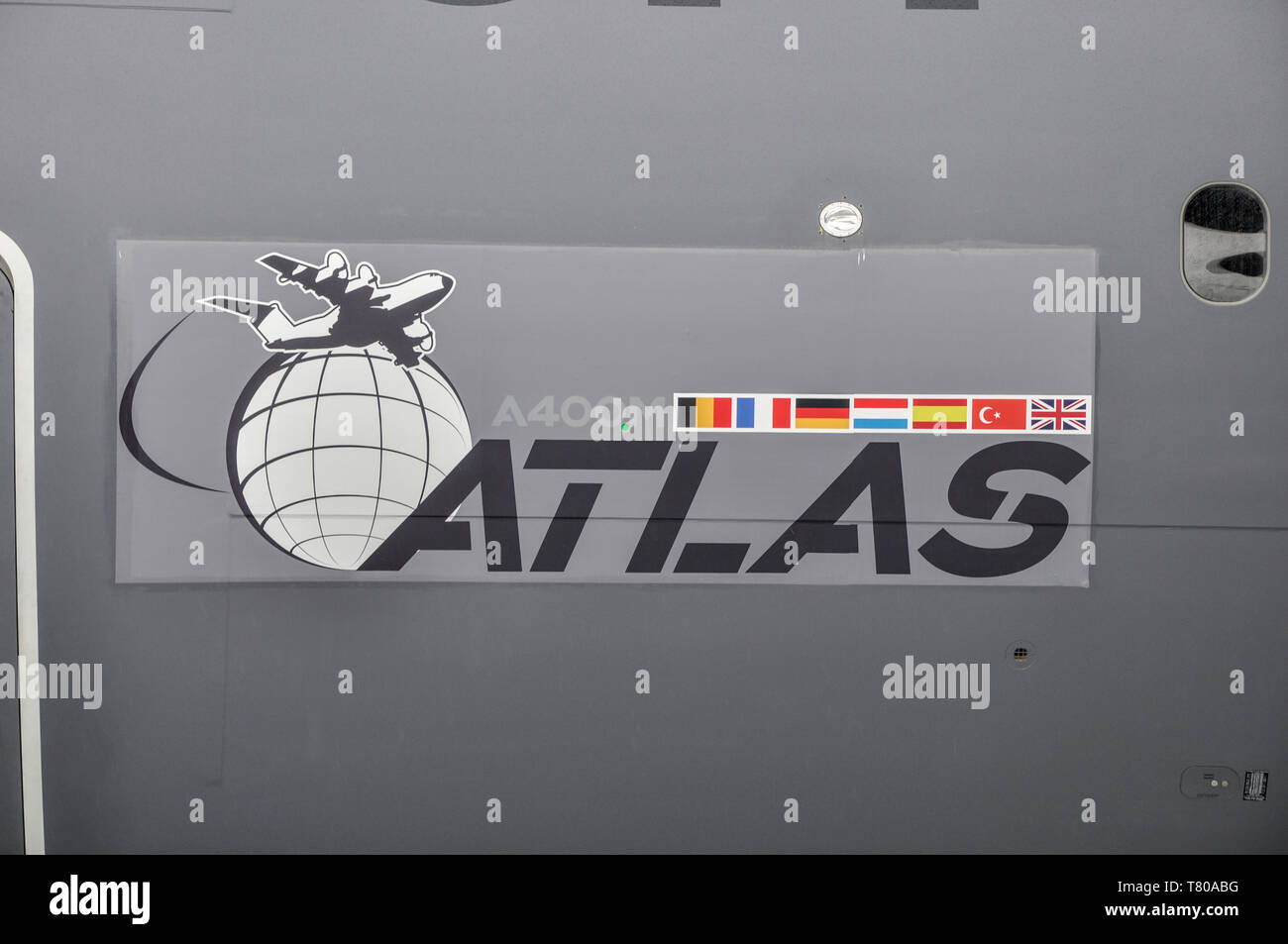 Dettaglio dell'aereo da trasporto Airbus A400M Atlas con logo del marchio globale e bandiere dei paesi di acquisto e delle nazioni. Grafico del globo Atlas Foto Stock