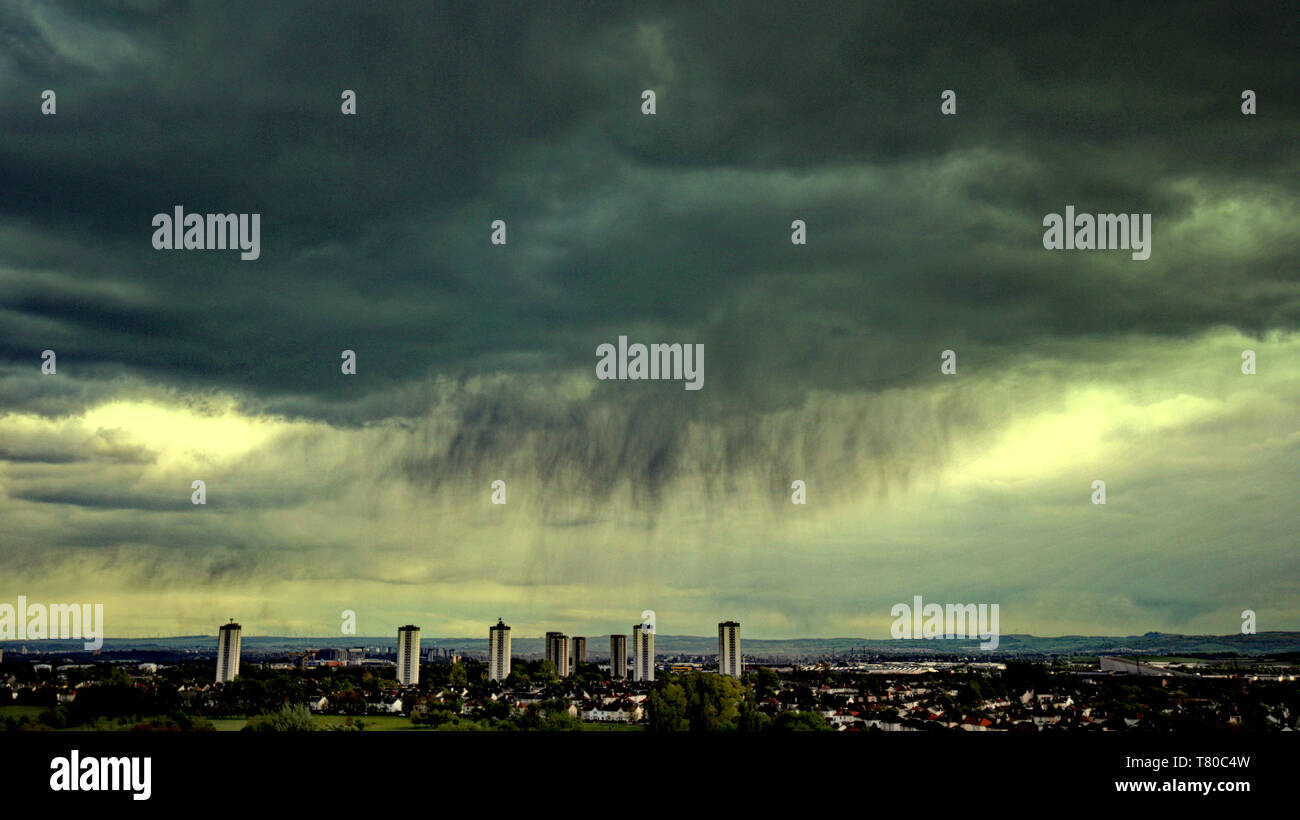 Glasgow, Scotland, Regno Unito, 9 maggio, 2019, UK Meteo. Thread di pioggia a sud della città su un giorno modificabile. Credito traghetto Gerard/Alamy Live News Foto Stock