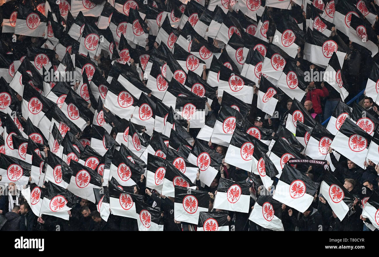 Londra, Regno Unito. 09 Maggio, 2019. Calcio: Europa League, knockout round, semi-finale, ritorno partita FC Chelsea - Eintracht Frankfurt a Stadio Stamford Bridge. I fan di Eintracht tenere le bandiere fino al blocco della ventola nelle gabbie. Credito: Arne Dedert/dpa/Alamy Live News Foto Stock