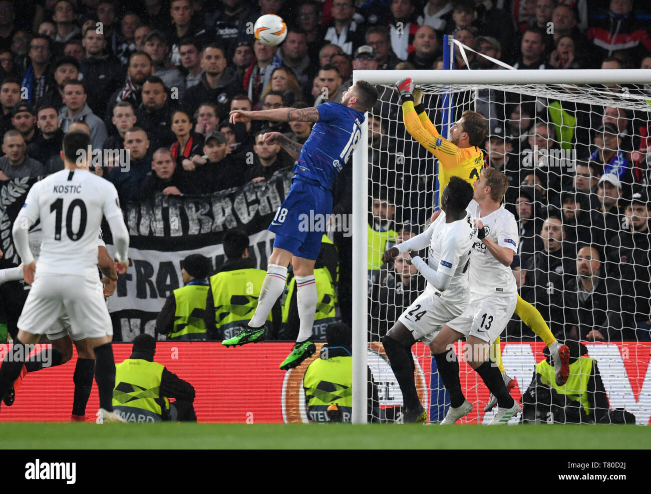 Londra, Regno Unito. 09 Maggio, 2019. Calcio: Europa League, knockout round, semi-finale, ritorno partita FC Chelsea - Eintracht Frankfurt a Stadio Stamford Bridge. Il portiere Kevin Trapp superiore (r) di Eintracht e Olivier Giroud superiore (l) del Chelsea lotta per la palla. Credito: Arne Dedert/dpa/Alamy Live News Foto Stock