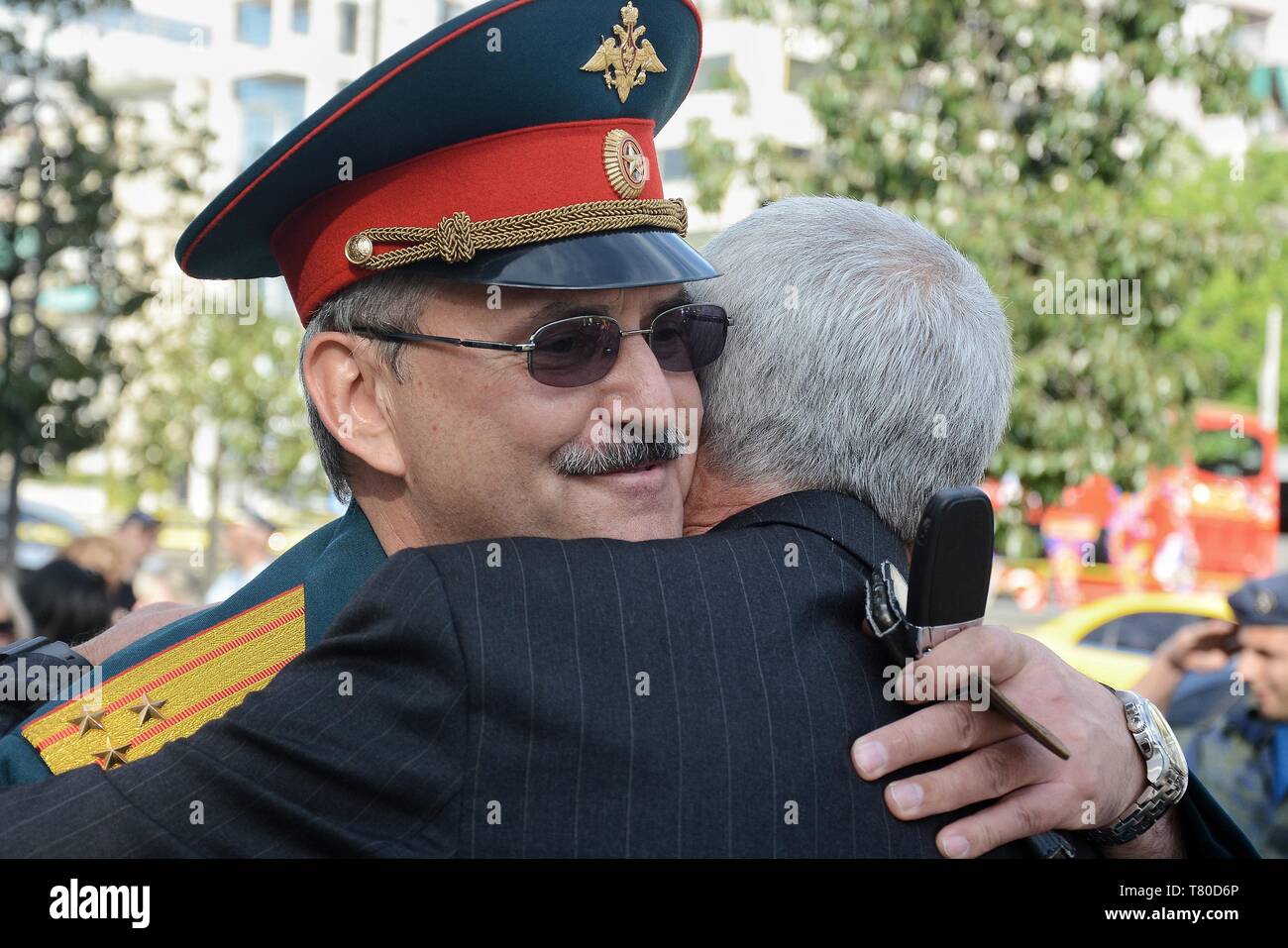Atene, Grecia. Il 9 maggio, 2019. Ufficiali dell esercito russo sono visti abbracciando durante la celebrazione.La 74anniversario della vittoria sulla Seconda Guerra Mondiale più la Germania nazista con l'URSS, noto come la Giornata della Vittoria celebrazione presso il Monumento del soldato russo in Kalithea. Credito: Giorgos Zachos SOPA/images/ZUMA filo/Alamy Live News Foto Stock