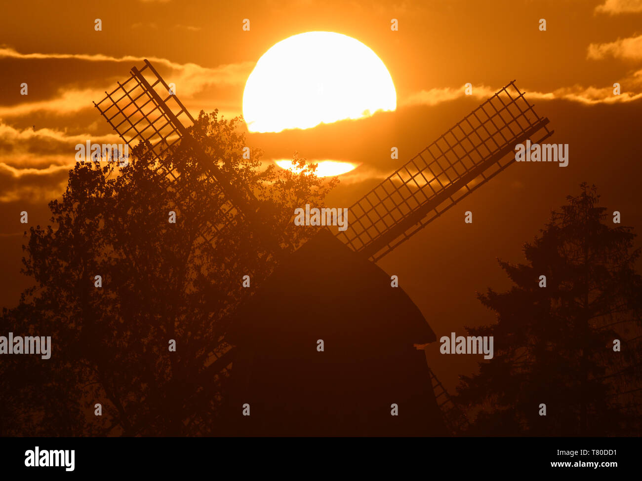 Hannover, Germania. 09 Maggio, 2019. Il sole scende dietro il mulino a vento di altri. Credito: Christophe Gateau/dpa/Alamy Live News Foto Stock