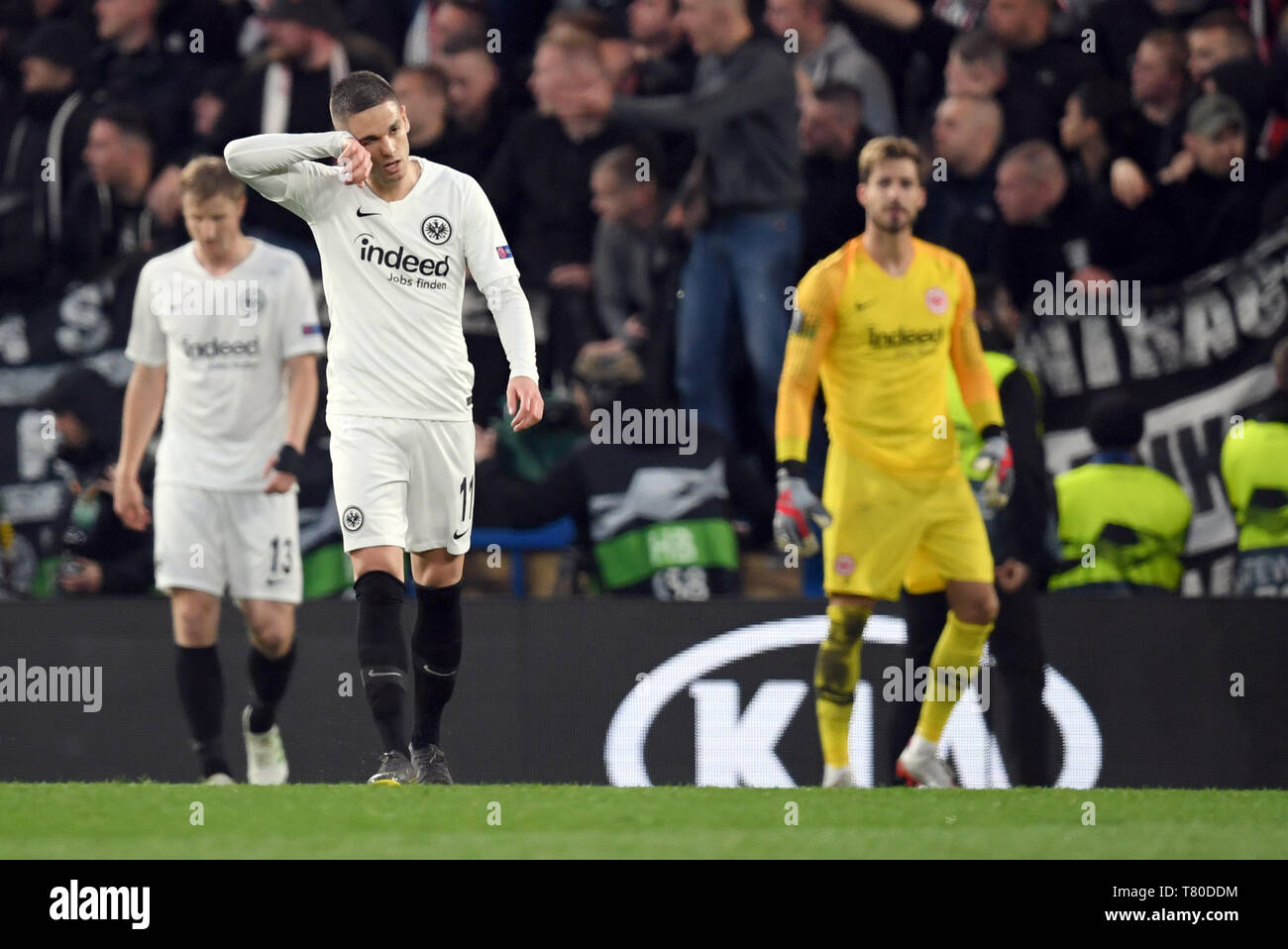 Londra, Regno Unito. 09 Maggio, 2019. Calcio: Europa League, knockout round, semi-finale, ritorno partita FC Chelsea - Eintracht Frankfurt a Stadio Stamford Bridge. Martin Hinteregger (l-r), Mijat Gacinovic, portiere Kevin Trapp di Eintracht reagire. Credito: Arne Dedert/dpa/Alamy Live News Foto Stock