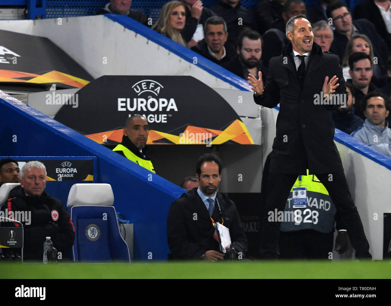 Londra, Regno Unito. 09 Maggio, 2019. Calcio: Europa League, knockout round, semi-finale, ritorno partita FC Chelsea - Eintracht Frankfurt a Stadio Stamford Bridge. Coach Adi Hütter (r) di Eintracht è in piedi a lato linea. Credito: Arne Dedert/dpa/Alamy Live News Foto Stock