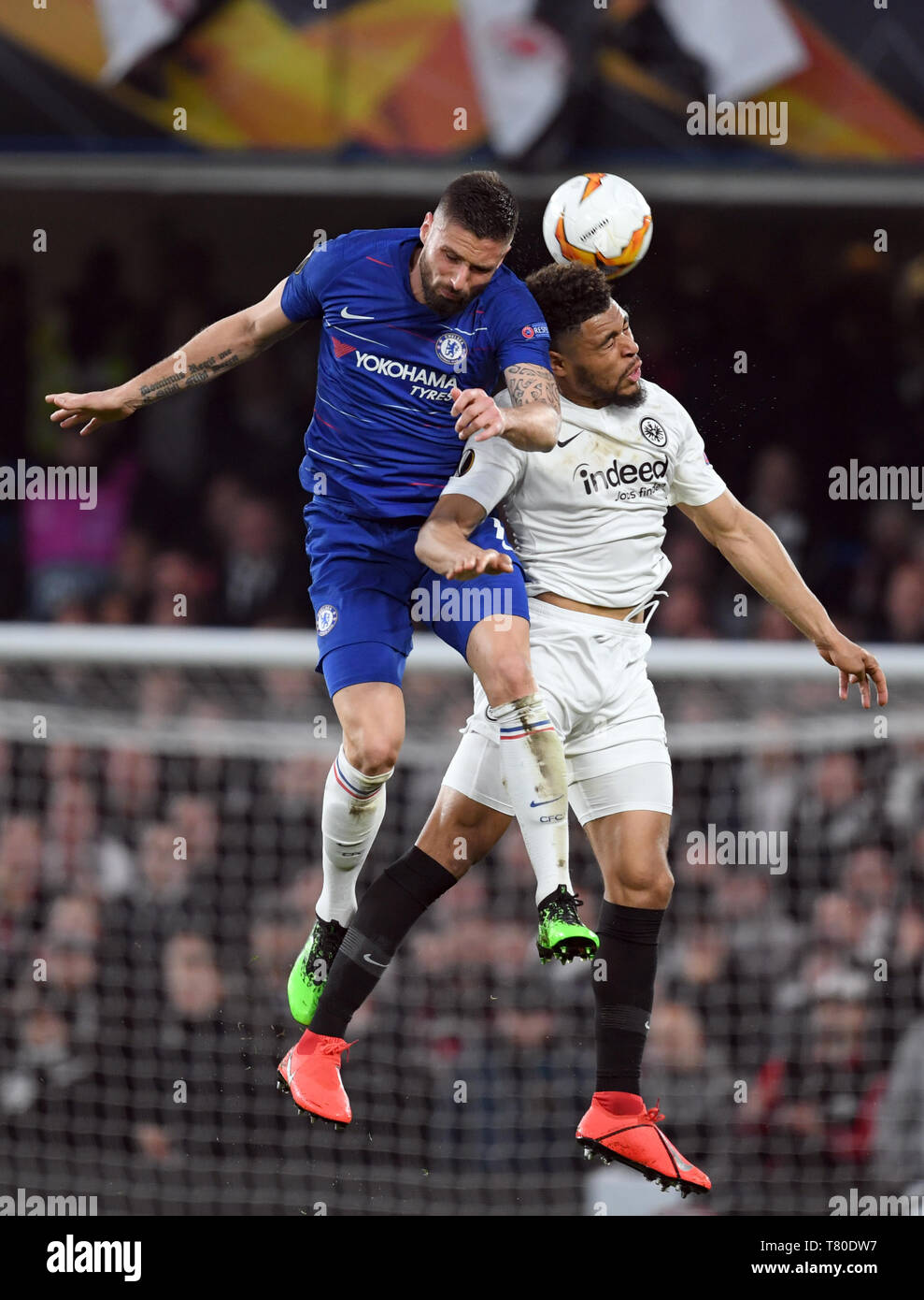 Londra, Regno Unito. 09 Maggio, 2019. Calcio: Europa League, knockout round, semi-finale, ritorno partita FC Chelsea - Eintracht Frankfurt a Stadio Stamford Bridge. Simon Falette (r) di Eintracht e Olivier Giroud di Chelsea lotta per la palla. Credito: Arne Dedert/dpa/Alamy Live News Foto Stock