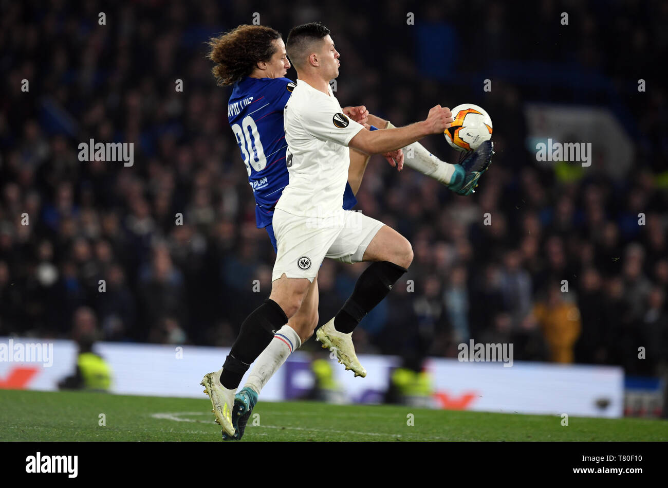 Londra, Regno Unito. 09 Maggio, 2019. Calcio: Europa League, knockout round, semi-finale, ritorno partita FC Chelsea - Eintracht Frankfurt a Stadio Stamford Bridge. Luka Jovic (r) da Eintracht e David Luiz dal Chelsea lotta per la palla. Credito: Arne Dedert/dpa/Alamy Live News Foto Stock