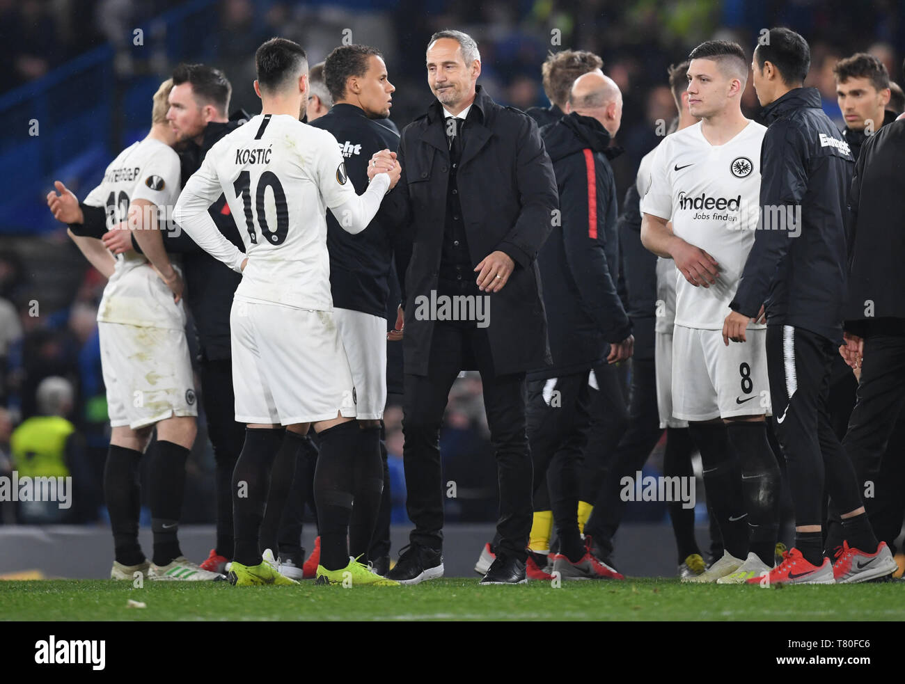 Londra, Regno Unito. 09 Maggio, 2019. Calcio: Europa League, knockout round, semi-finale, ritorno partita FC Chelsea - Eintracht Frankfurt a Stadio Stamford Bridge. Filip Kostic (terza da sinistra) da Eintracht e coach Adi Hütter (M) e Luka Jovic (terzo da destra) dopo la sconfitta in pena shootout. Credito: Arne Dedert/dpa/Alamy Live News Foto Stock