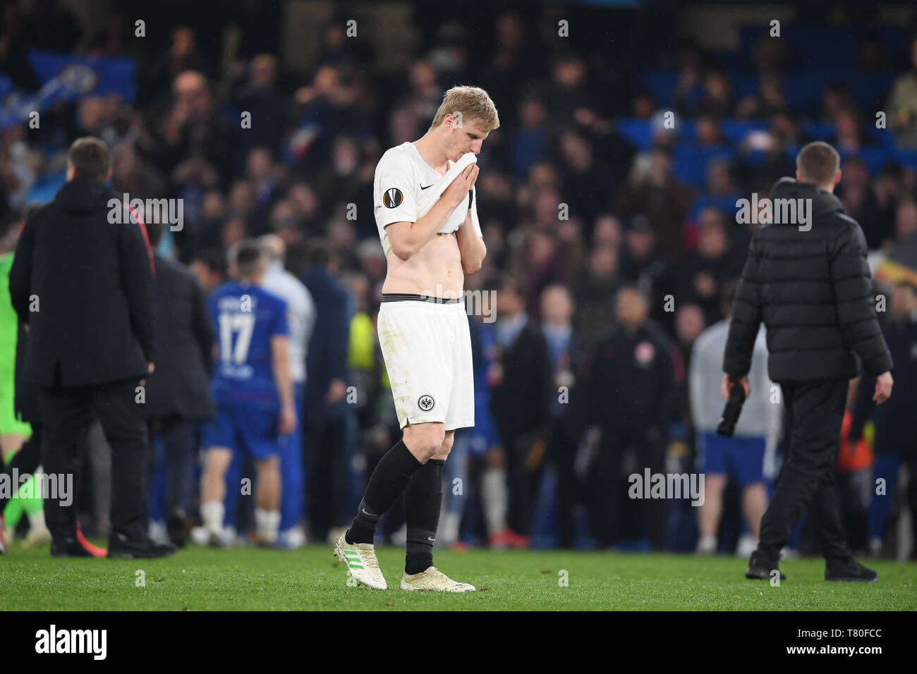 Londra, Regno Unito. 09 Maggio, 2019. Calcio: Europa League, knockout round, semi-finale, ritorno partita FC Chelsea - Eintracht Frankfurt a Stadio Stamford Bridge. Martin Hinteregger di Eintracht reagisce dopo la sconfitta in pena shootout. Credito: Arne Dedert/dpa/Alamy Live News Foto Stock