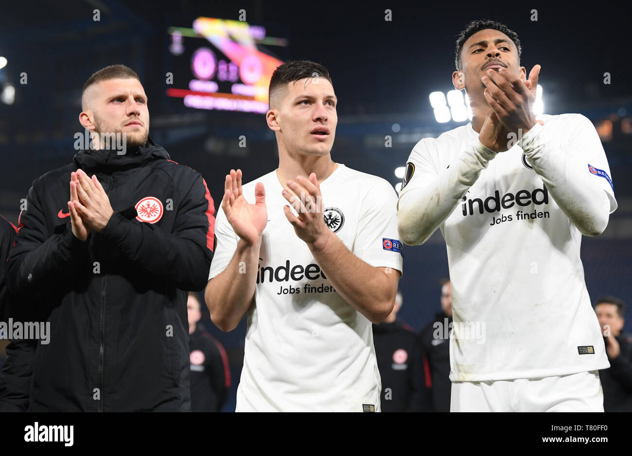 Londra, Regno Unito. 09 Maggio, 2019. Calcio: Europa League, knockout round, semi-finale, ritorno partita FC Chelsea - Eintracht Frankfurt a Stadio Stamford Bridge. Ante Rebic (l), Luka Jovic (M), Sebastien Haller (r) da Eintracht ringraziare i tifosi dopo la sconfitta delle sanzioni. Credito: Arne Dedert/dpa/Alamy Live News Foto Stock