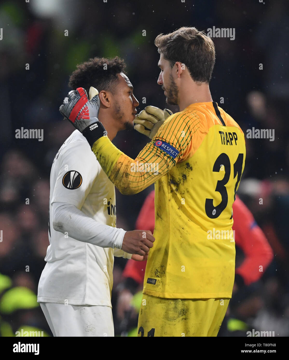 Londra, Regno Unito. 09 Maggio, 2019. Calcio: Europa League, knockout round, semi-finale, ritorno partita FC Chelsea - Eintracht Frankfurt a Stadio Stamford Bridge. Eintracht abbraccia Jonathan de Guzman (l) dopo aver convertito il suo calcio di rigore 1:3 in pena shoot-out con il portiere Kevin Trapp da Eintracht. Credito: Arne Dedert/dpa/Alamy Live News Foto Stock