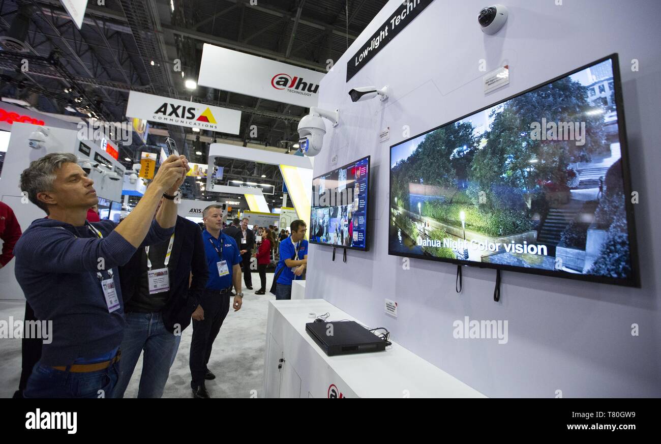 Pechino, USA. Decimo Apr, 2019. Un visitatore prende le foto presso lo stand di Zhejiang Dahua Tecnologia alla sicurezza internazionale Conferenza ed Esposizione (ISC West) di Las Vegas, Stati Uniti, 10 aprile 2019. Oltre 3.000 espositori provenienti da più di 100 paesi e regioni parteciperanno nel XXI Cina Hi-Tech Fair (CHTF) nel mese di novembre, 2019. Credito: Li Ying/Xinhua/Alamy Live News Foto Stock