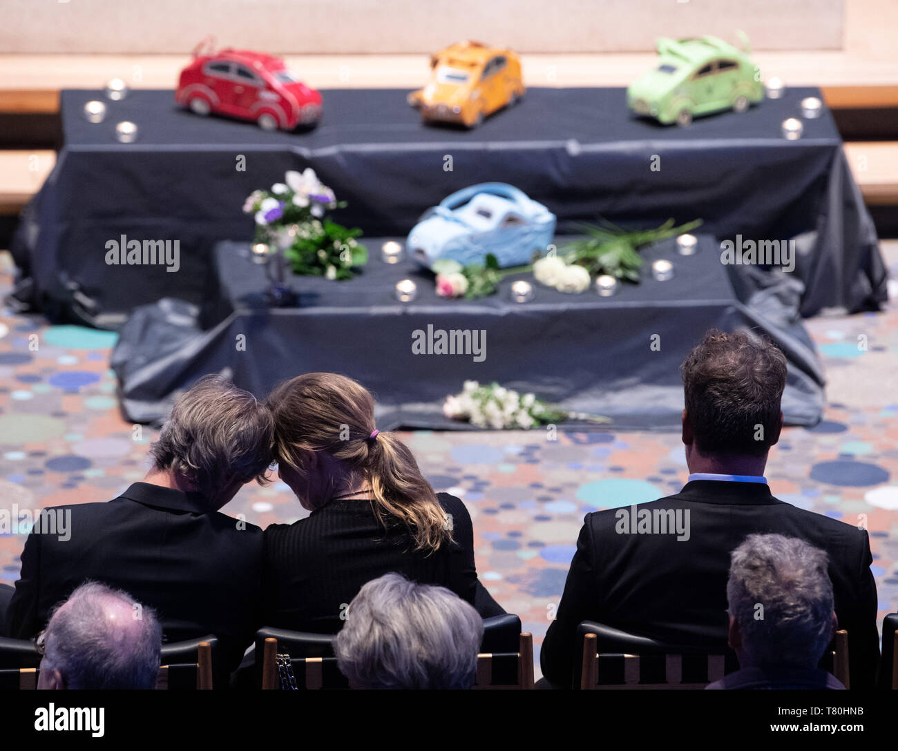 Berlino, Germania. 09 Maggio, 2019. Durante il memoriale di servizio per Heidi Hetzer, lutto sit in la Kaiser Wilhelm Memorial Church. Su un basso piedistallo, borse del defunto sono posti accanto a candele in car design. L'imprenditore era morto su 21.04.2019 all'età di 81. Credito: Soeren Stache/dpa/Alamy Live News Foto Stock